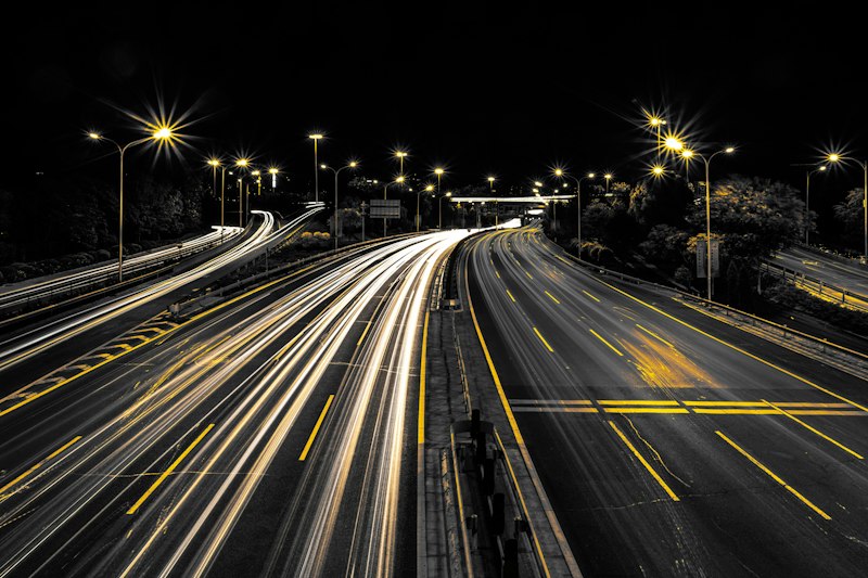 Autopista de noche con estelas de luz de los vehículos