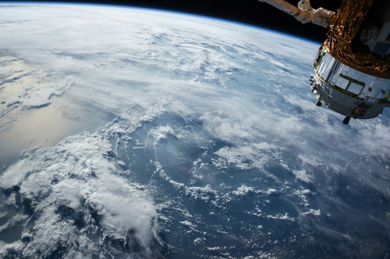 Satélite en órbita sobre la Tierra