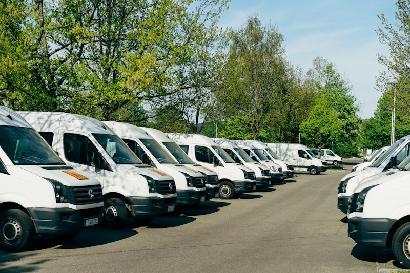 Flota de furgonetas blancas estacionadas en fila